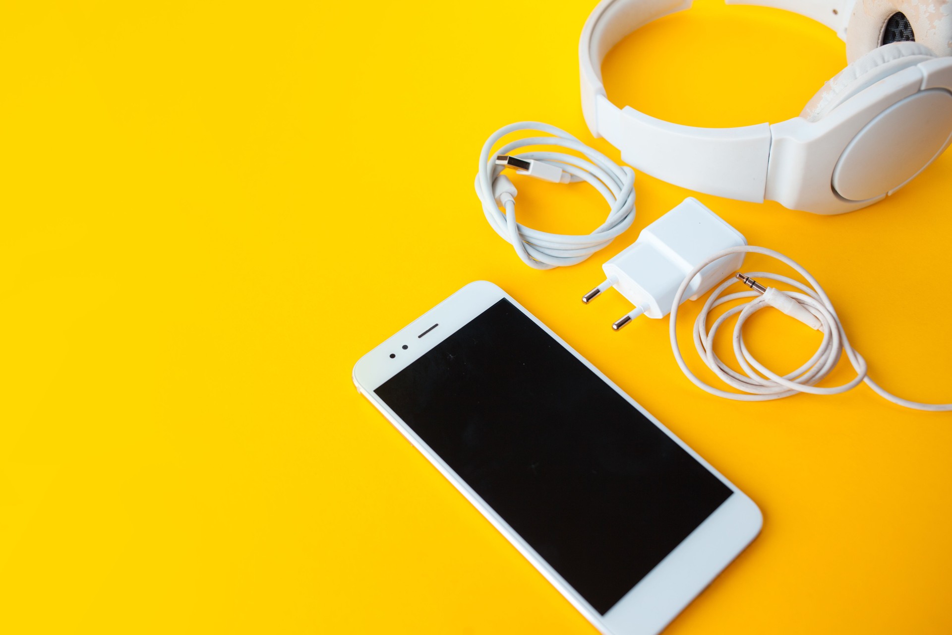 Mobile kit with smartphone, headphones and chargers.